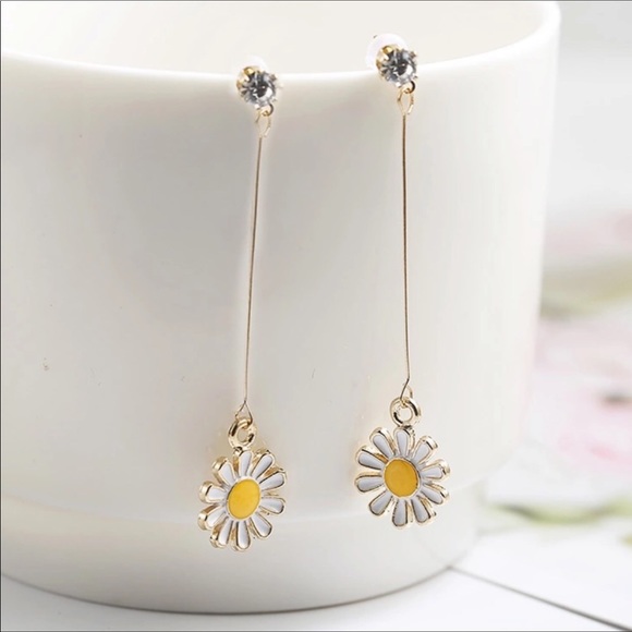 🌼 Flower Dangle Earrings - Picture 3 of 4